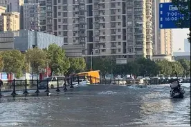 突发！西藏南路附近地下水管爆裂，现场冲出大窟窿，正紧急抢修，建议绕行图片