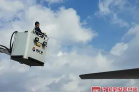 还说不冷？飞机在桂林机场一夜冻成“冰雕”图片