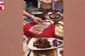 浙江一公司年会，老板端现金上桌让员工抽，网友：真正的“硬菜”图片