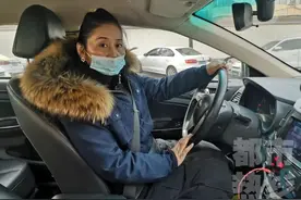 打车多付10万元，的姐追人要还钱，男乘客：多了送给你图片