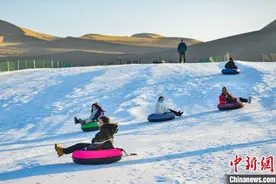 甘肃敦煌持续探大漠冰雪游 欲借“冷资源”破题淡季游图片