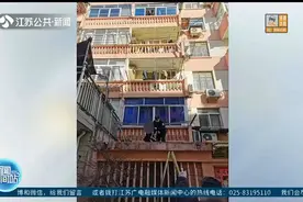 南通：因被锁家中，男孩用电线从5楼“索降”，意外半空坠落视频封面