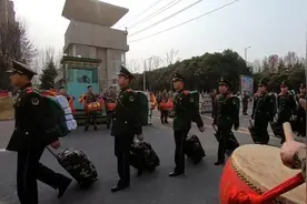 新战友下连，老兵敲锣打鼓花式迎接视频封面