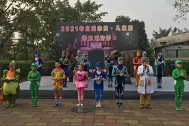 元旦节近万名游客打卡四川自贡恐龙博物馆 观看大型杂技儿童剧《恐龙馆奇妙夜》图片
