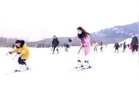 77秒丨元旦假期体验运动快乐 邹城这个滑雪场成“新宠”图片