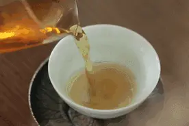 容易上火的人，推荐喝绿茶和苦丁茶图片