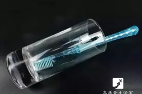 她把旧牙刷用打火机轻轻一烧，就能把家里收拾得干干净净图片
