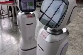 有内味儿了！两个机器人吵起来了，甚至还要“动手”？网友：像极了情侣吵架图片