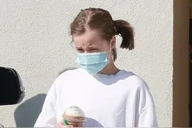 朱莉女儿薇薇安独自外出 梳马尾穿半截裤随性十足图片