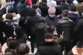 贵州一男子超市花百元购物抽中一只猪，称回家熏腊肉！网友：有年味了图片