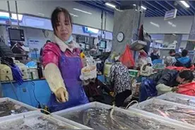 腌鱼季里“大鱼”齐涨价，鳜鱼鲈鱼却便宜了，赶紧来尝鲜啊图片