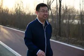 大众冰雪之星丨白昆亮：百万元打造户外真冰场让市民免费玩图片