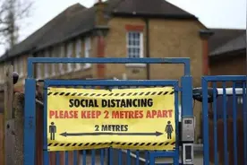 英国宣布全境封锁，但英超照踢，球员聚会照旧图片