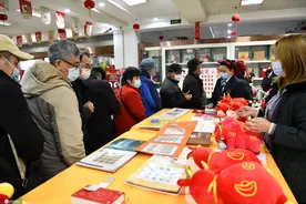 牛年生肖邮票《辛丑年》全国发售 大爷大妈排队抢购图片