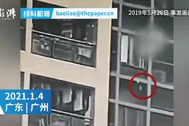 监控曝光！广东一儿童35楼丢矿泉水瓶致路人骨折赔9万，网友：判得好图片