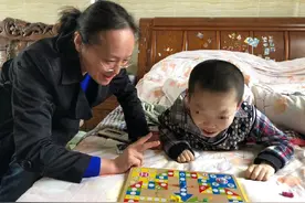 用舌头触摸世界：13岁残疾少年的励志求学路图片