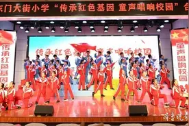童声唱响校园，济宁市东门大街小学举行“三歌”合唱比赛图片