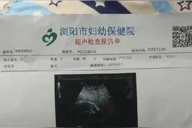 孕妇深夜到旅店“捉奸”被老板阻拦，称遭老板殴打致流产，老板否认打人，警方正调查图片
