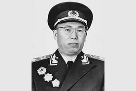 他是四野的主要缔造者，他去世后，主席为他写下唯一一首吊挽我军将帅的诗词图片