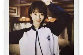 杨紫晒高中校服造型自拍 对镜调皮比耶清纯可爱图片