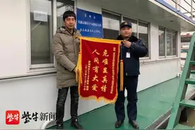 黄沙船进水下沉，船主死马当活马医打电话求救，没想到十几分钟后警笛由远而近图片