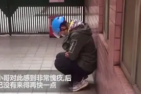 外卖小哥送餐发现屋内老人离世，崩溃痛哭：我来太晚图片