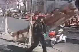 大理发布大风蓝色预警，大风卷起铁皮险砸中路人视频封面