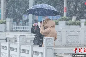 2021年初雪突袭江西 市民纷纷许愿望成真（图）图片