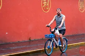 高清组图丨喜提热搜！成都人在雪中玩嗨了，一硬核大爷惊呆路人图片