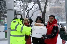 社区志愿者为威海交警送上暖心早餐图片