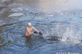 零下18℃泼水成冰，泰安俩男子冰河冬泳图片