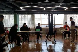倒挂还单手！大学生打破复原魔方吉尼斯世界纪录视频封面