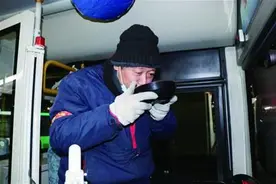 最冷夜给晚归人送上姜汤图片