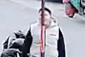 还有人不信邪！山东一男孩好奇舔铁柱，舌头被黏住无法动弹图片