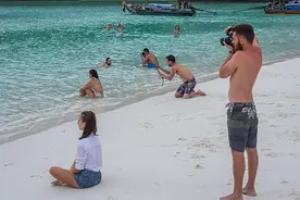 嫌男友拍的照片丑？他们已经很拼了好吗图片