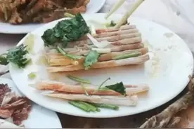 露天流水席凉菜被冻住夹不开，小伙用水涮着吃，网友：这不找罪受吗？图片