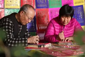 山东沂南：赶制“门笺”迎新春图片