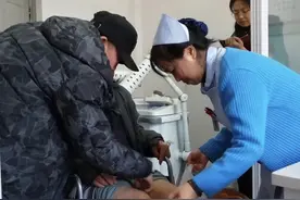 泡温泉泡出一身红疹 医生：要讲究方式方法图片
