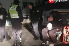 男子深夜醉酒乘车不省人事，热心的哥机智报警助其回家图片