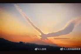 奇特！福建现大鹏展翅云图片