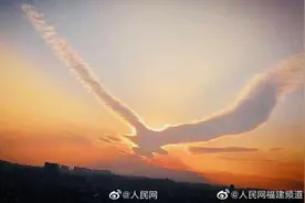 奇特！福建现大鹏展翅云图片