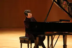 现场仍有人用手机录像，但郎朗以他的修养征服了观众图片