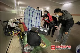 暖心！南宁流浪者衣衫单薄，救助站送去温暖图片