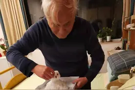 最美的雪人！成都大爷为卧病老伴堆雪人送到床前：我们互相照顾，也有点罗曼蒂克图片