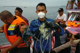 搜救人员在海中打捞出疑似印尼坠毁客机的残骸碎片视频封面