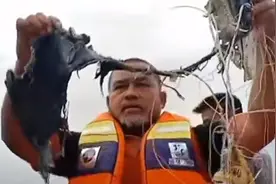 印尼三佛齐航空公司客机失联 乘客家属已抵达机场等待搜救结果图片