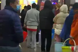 突发！南宁白沙大道附近大面积停水，市民冒寒排长队接水图片