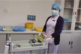 50岁女护士一天换6套防护服 爬楼采样累到腿软图片