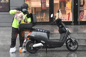 外卖骑手猝死：平台需以风险收益对等原则维护从业者权益图片