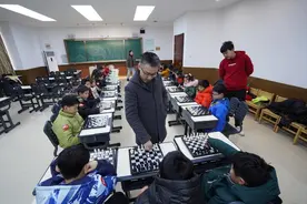 与国象大师“零距离车轮赛”！小学生坦言：尽管被实力碾压，但还是很爽图片